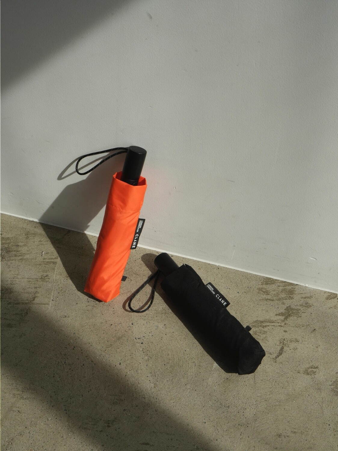クラネ×ロンドンアンダーカバーの“晴雨兼用”折りたたみ傘、ダブルネームを配したオレンジ＆ブラック｜写真5