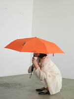 クラネ×ロンドンアンダーカバーの“晴雨兼用”折りたたみ傘、ダブルネームを配したオレンジ＆ブラック｜写真2