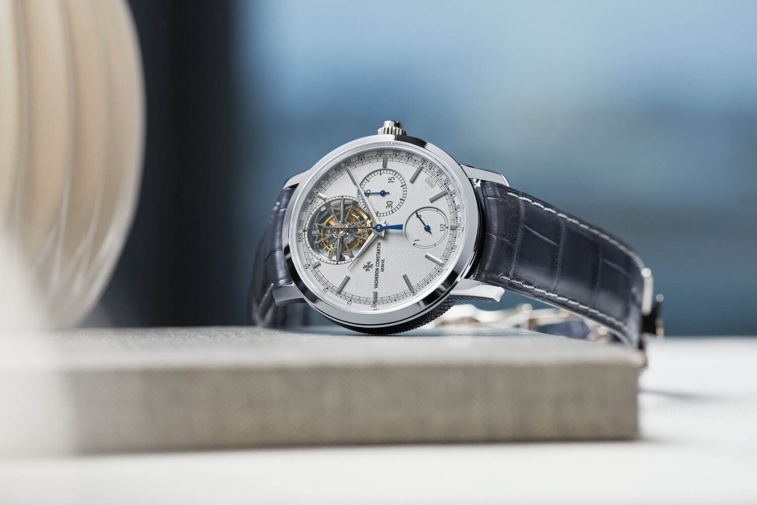 ヴァシュロン・コンスタンタンの24年新作腕時計、プラチナ＆“ダークブルー”アリゲーターレザーの調和｜写真5