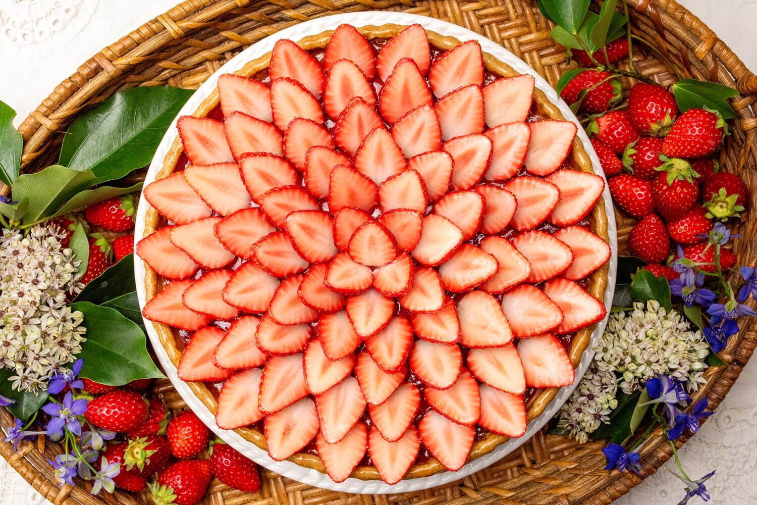 キル フェ ボン 青山店、福島県産の新いちご「ゆうやけベリー」を一面に飾った限定タルト