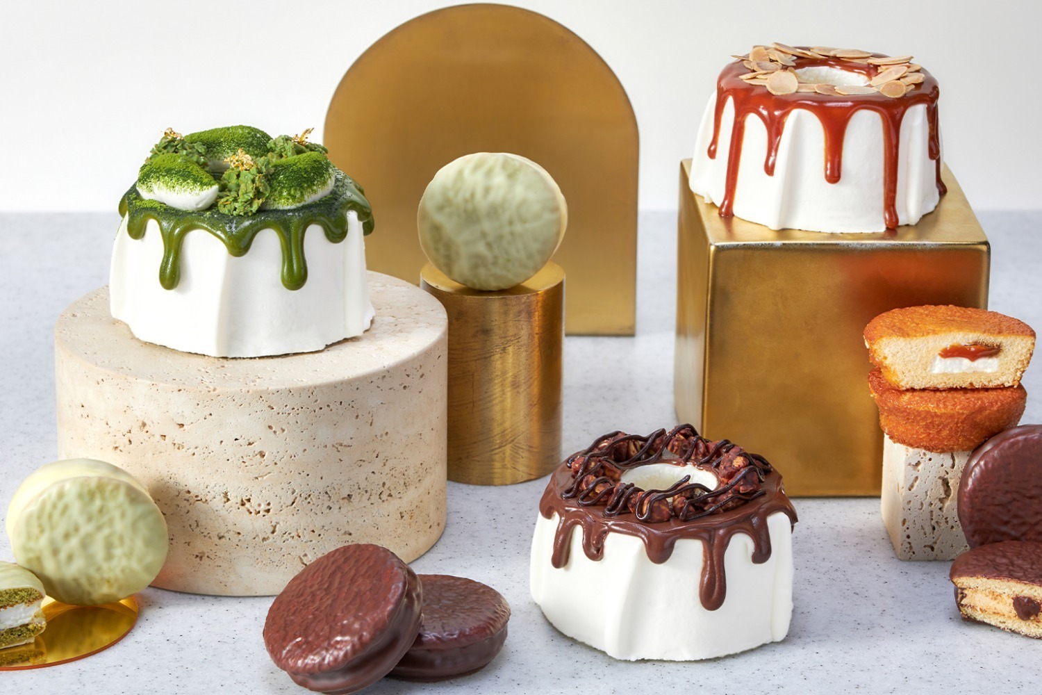 シフォンケーキ｜マーサー ビス×ロッテ「チョコパイ」着想のシフォンケーキ、ヘーゼルナッツチョコや宇治抹茶の濃厚ソース