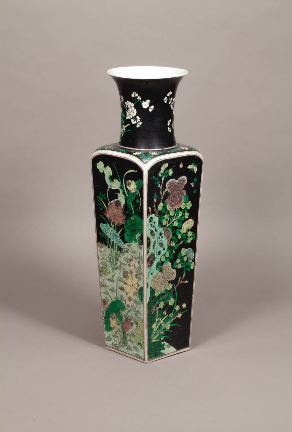 《黒地素三彩四季花図方瓶》 景徳鎮窯
清時代 17-18世紀 愛知県陶磁美術館蔵