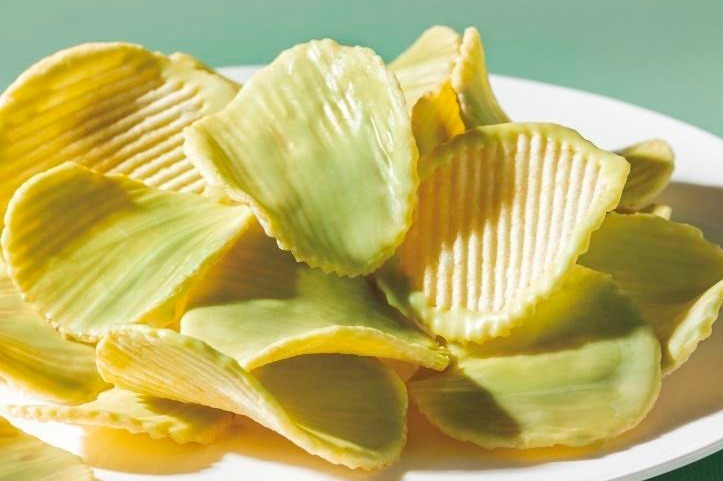 ポテトチップス｜ゴディバ、塩味の効いたポテトチップスをピスタチオチョコレートで包んだ新作スイーツ