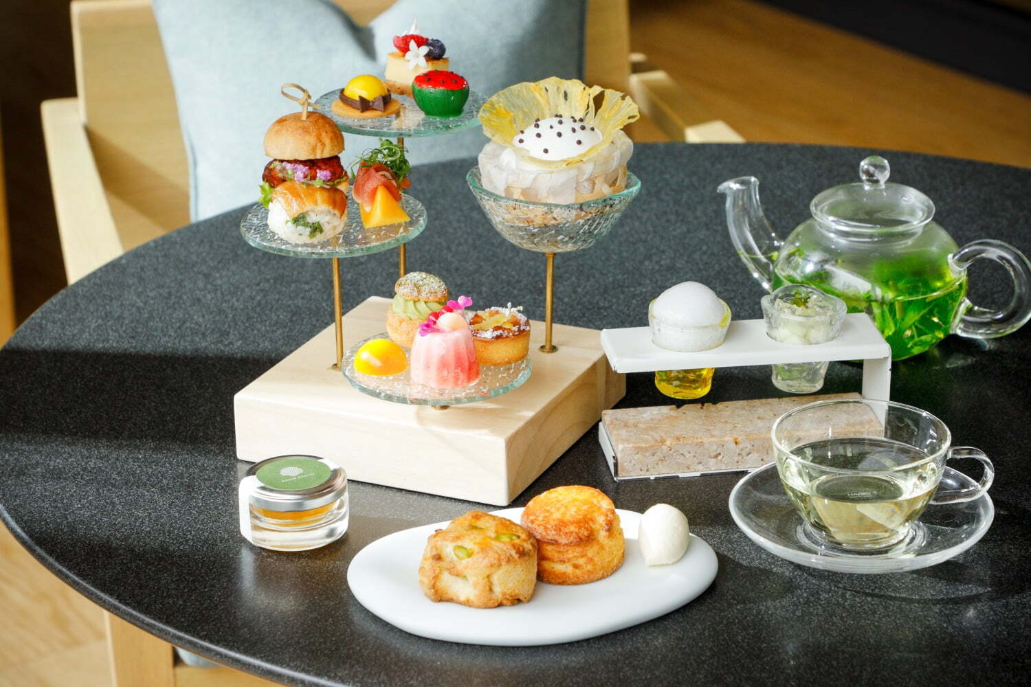 パルフェ｜ロク キョウト夏のトロピカルアフタヌーンティー、“ひまわり”型のババや麦わら帽子のショコラなど