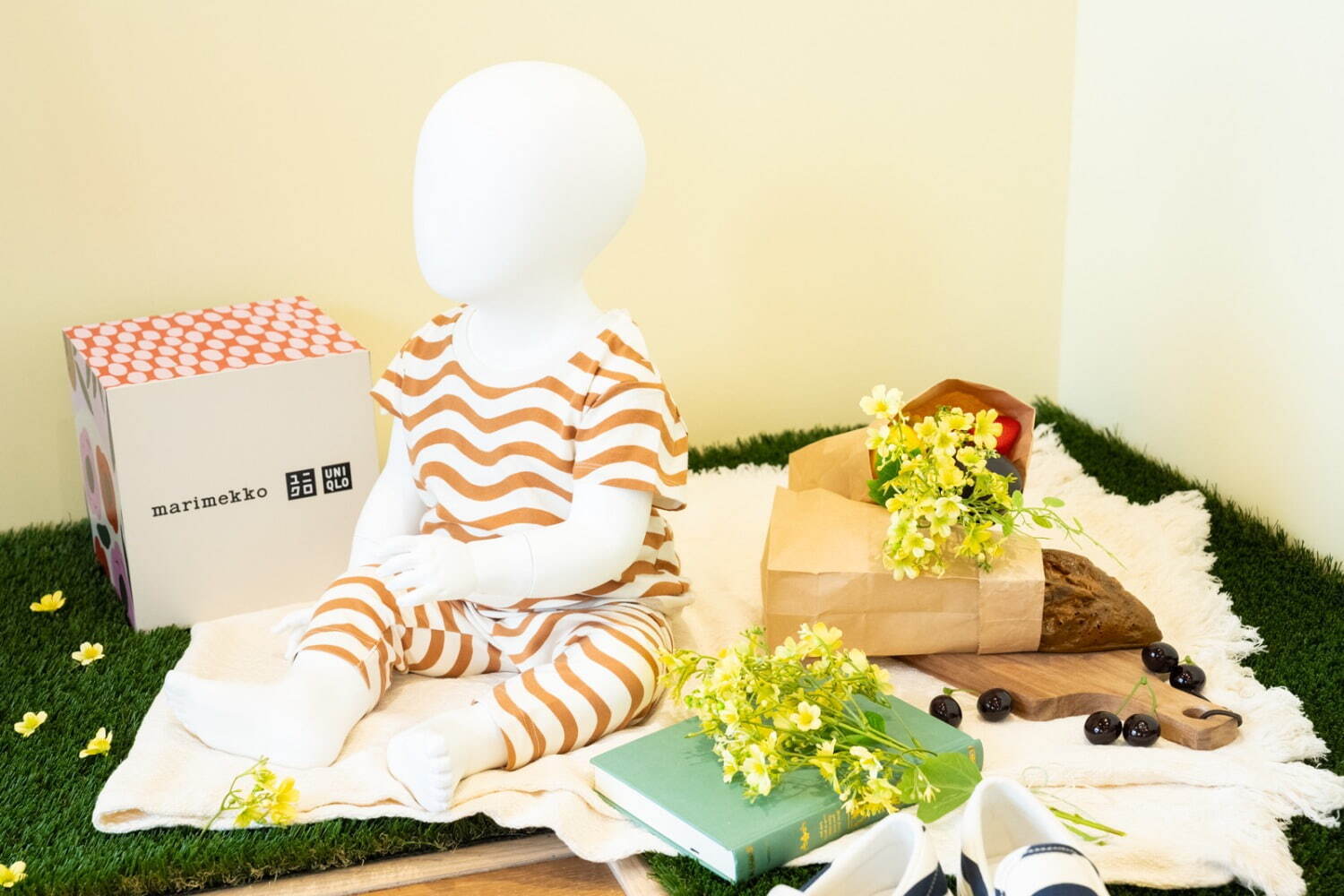 ユニクロ×マリメッコ24年夏ウィメンズウェア、花柄Vネックワンピースや“波打つ”ボーターTシャツ｜写真5