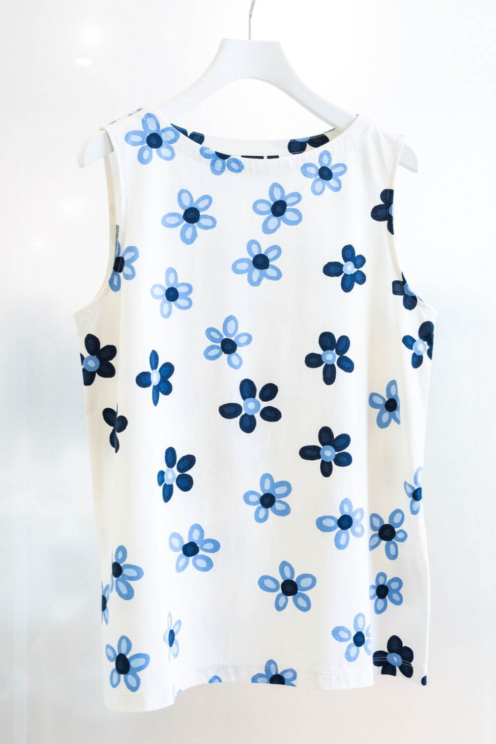 ユニクロ×マリメッコ24年夏ウィメンズウェア、花柄Vネックワンピースや“波打つ”ボーターTシャツ｜写真12