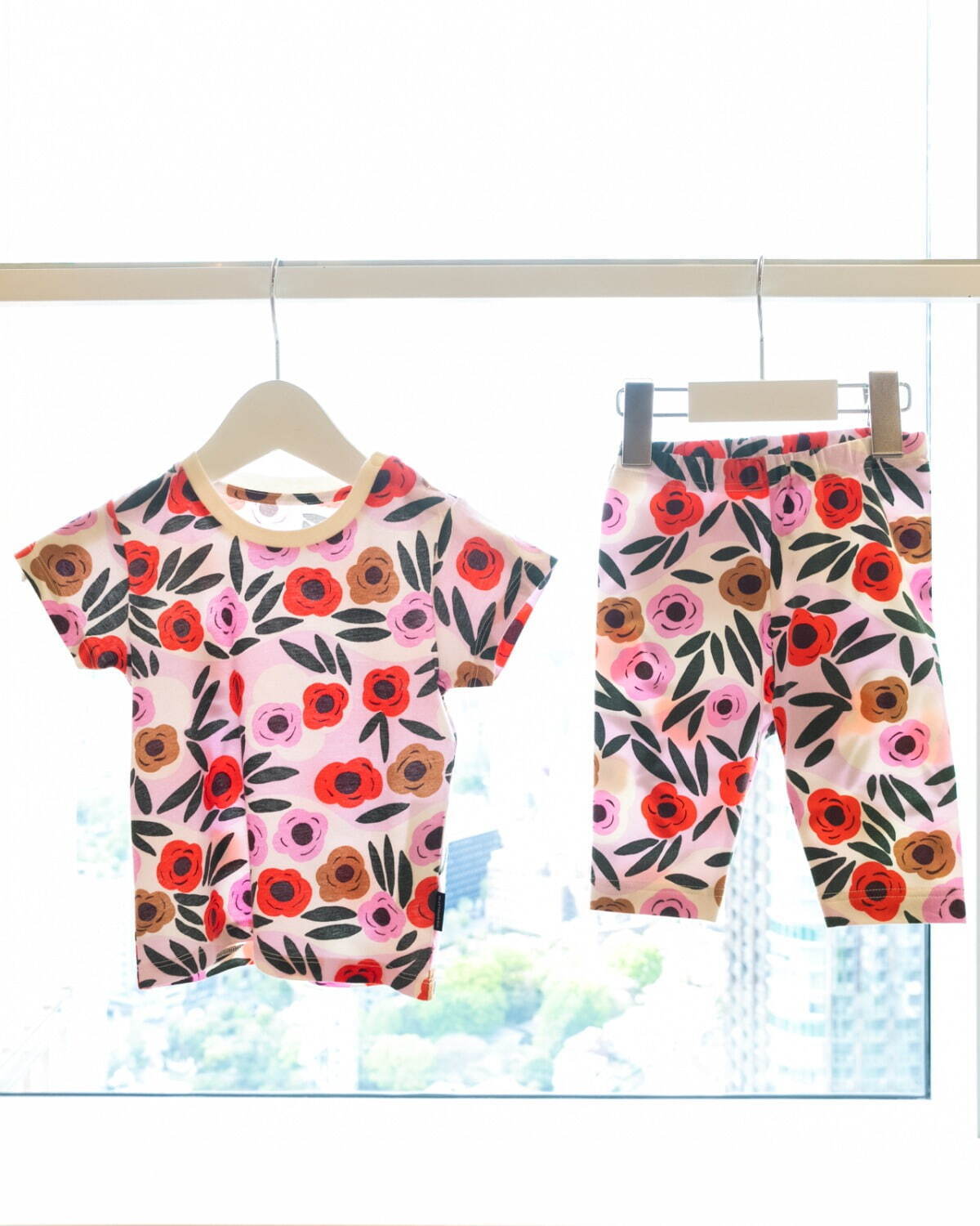 ユニクロ×マリメッコ24年夏ウィメンズウェア、花柄Vネックワンピースや“波打つ”ボーターTシャツ｜写真30
