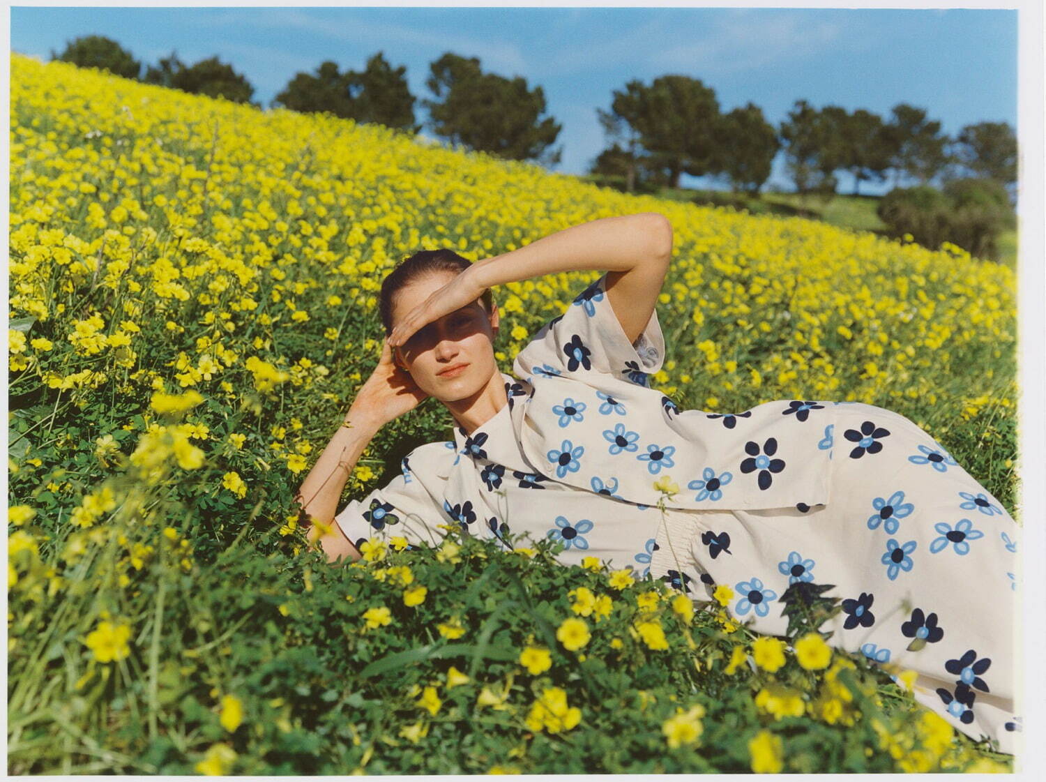 ユニクロ×マリメッコ24年夏ウィメンズウェア、花柄Vネックワンピースや“波打つ”ボーターTシャツ｜写真101