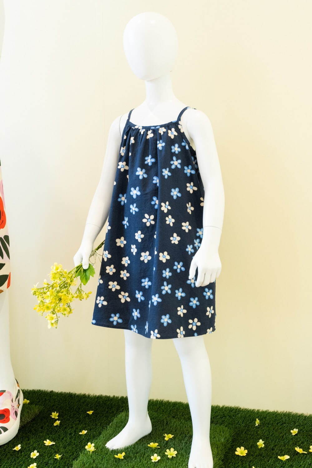 ユニクロ×マリメッコ24年夏ウィメンズウェア、花柄Vネックワンピースや“波打つ”ボーターTシャツ｜写真4