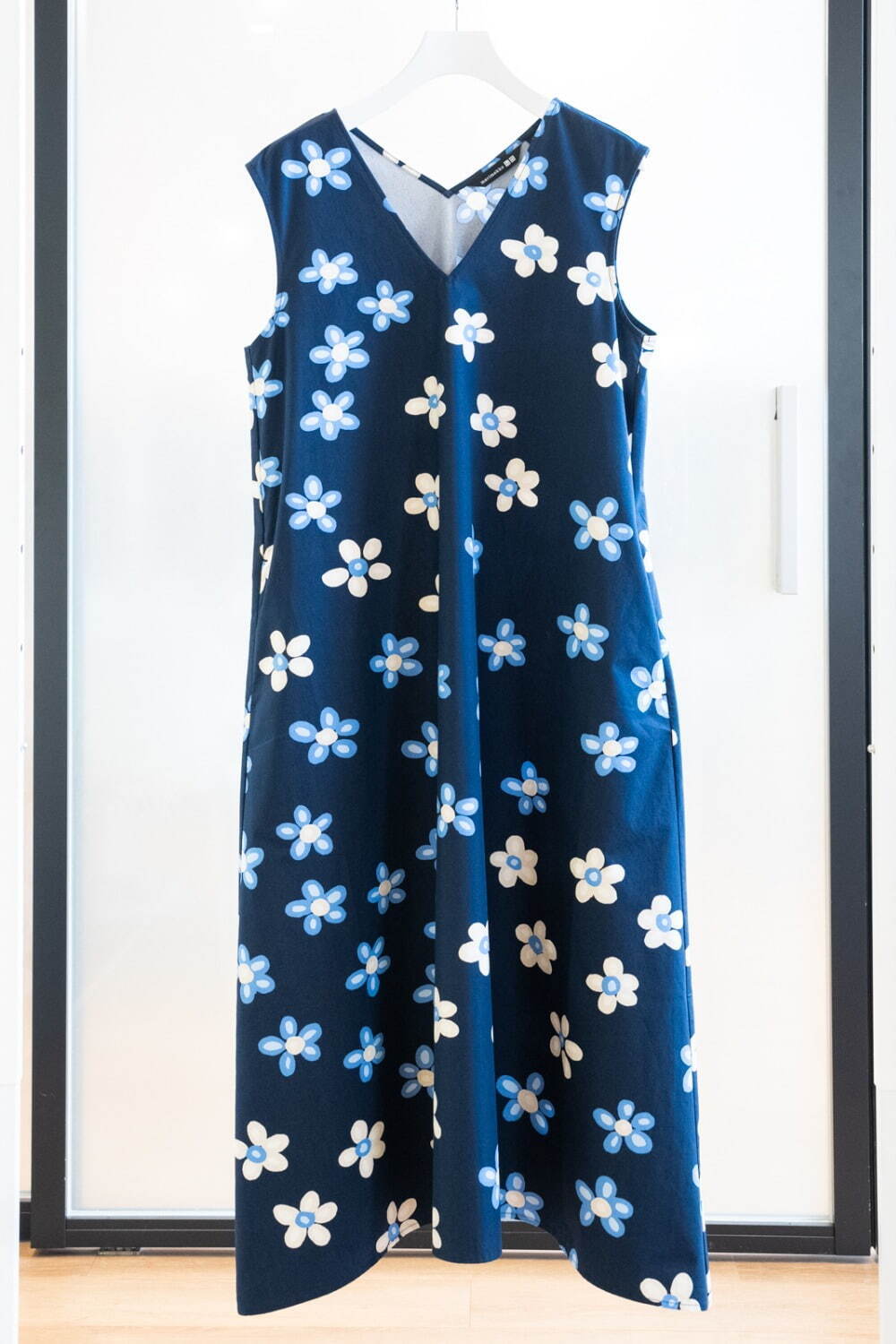 ユニクロ×マリメッコ24年夏ウィメンズウェア、花柄Vネックワンピースや“波打つ”ボーターTシャツ｜写真11