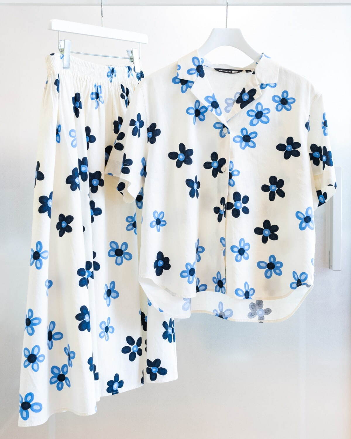 ユニクロ×マリメッコ24年夏ウィメンズウェア、花柄Vネックワンピースや“波打つ”ボーターTシャツ｜写真20