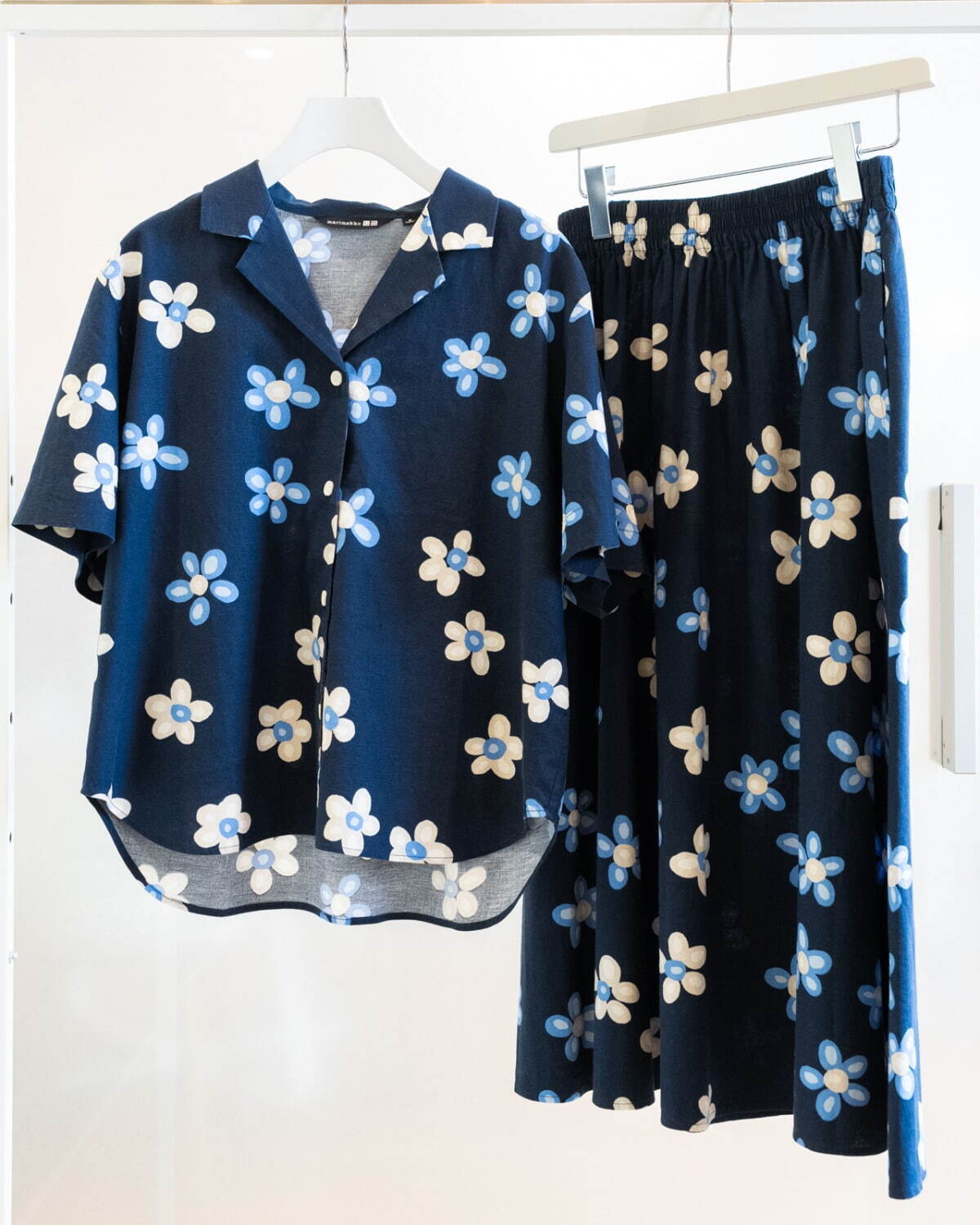 ユニクロ×マリメッコ24年夏ウィメンズウェア、花柄Vネックワンピースや“波打つ”ボーターTシャツ｜写真17