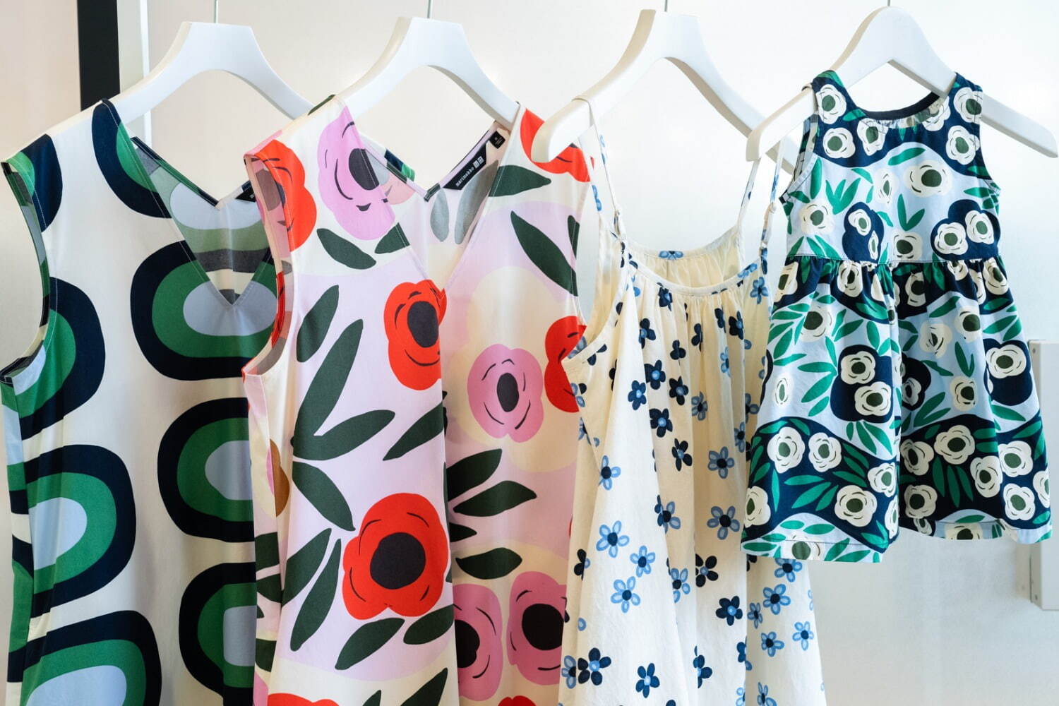 ユニクロ×マリメッコ24年夏ウィメンズウェア、花柄Vネックワンピースや“波打つ”ボーターTシャツ