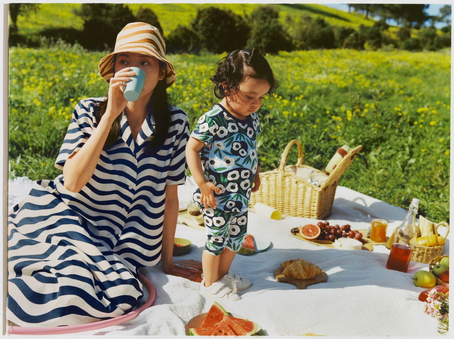 ユニクロ×マリメッコ24年夏ウィメンズウェア、花柄Vネックワンピースや“波打つ”ボーターTシャツ｜写真90