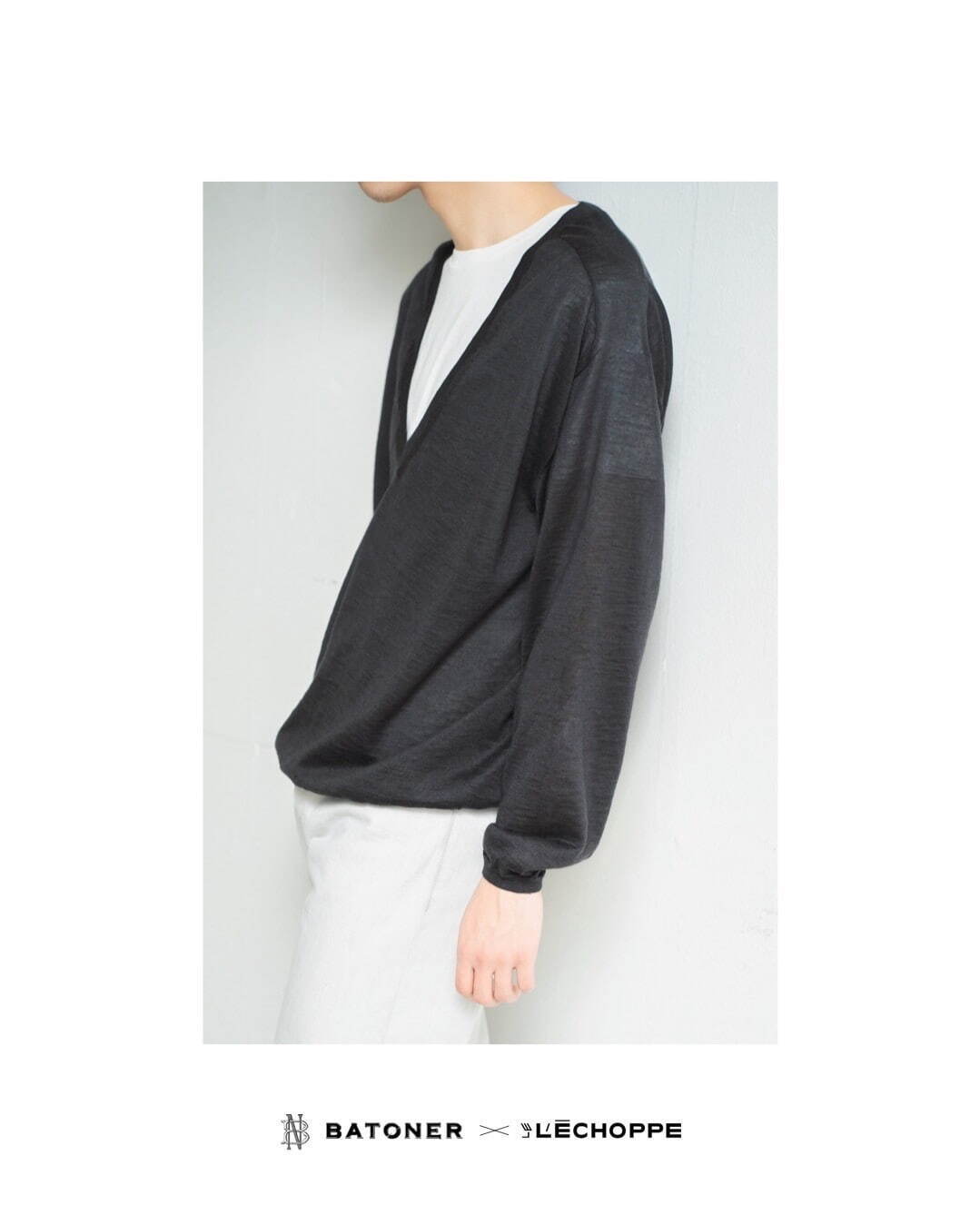 バトナー“深めVネック”のレショップ限定ニット、ドレープ感