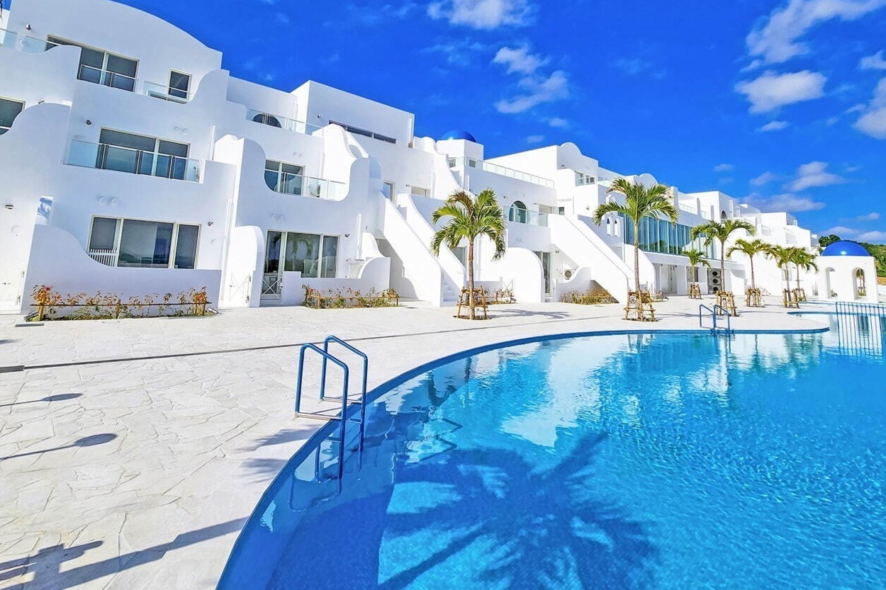 沖縄｜“ギリシャ・サントリーニ島”着想のホテル＆ヴィラが宮古島に、オーシャンビューのジャグジー付き客室など