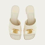 フェラガモ24年春夏新作サンダル、“リボン”モチーフのミュールやメタルプレート煌めくサンダル｜写真34