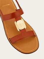 フェラガモ24年春夏新作サンダル、“リボン”モチーフのミュールやメタルプレート煌めくサンダル｜写真30