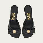 フェラガモ24年春夏新作サンダル、“リボン”モチーフのミュールやメタルプレート煌めくサンダル｜写真12