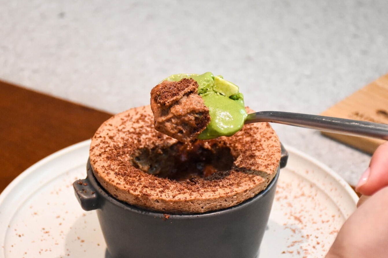 ミニマル初夏スイーツ“アツアツ＆ひんやり”を楽しむ緑茶アイス付きチョコスフレ、祖師ヶ谷大蔵で