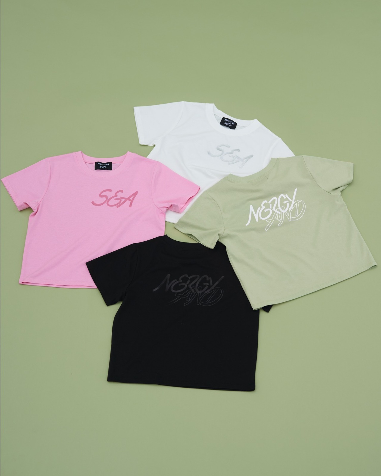 ナージー×ウィンダンシー、コラボロゴ入りショート丈ジップ