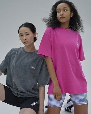 ナージー×ウィンダンシー、コラボロゴ入りショート丈ジップ