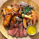 「うめだ阪急ビアガーデン」フード約30種＆ドリンク120種食べ飲み放題、ジューシーなチキンレッグも｜写真1