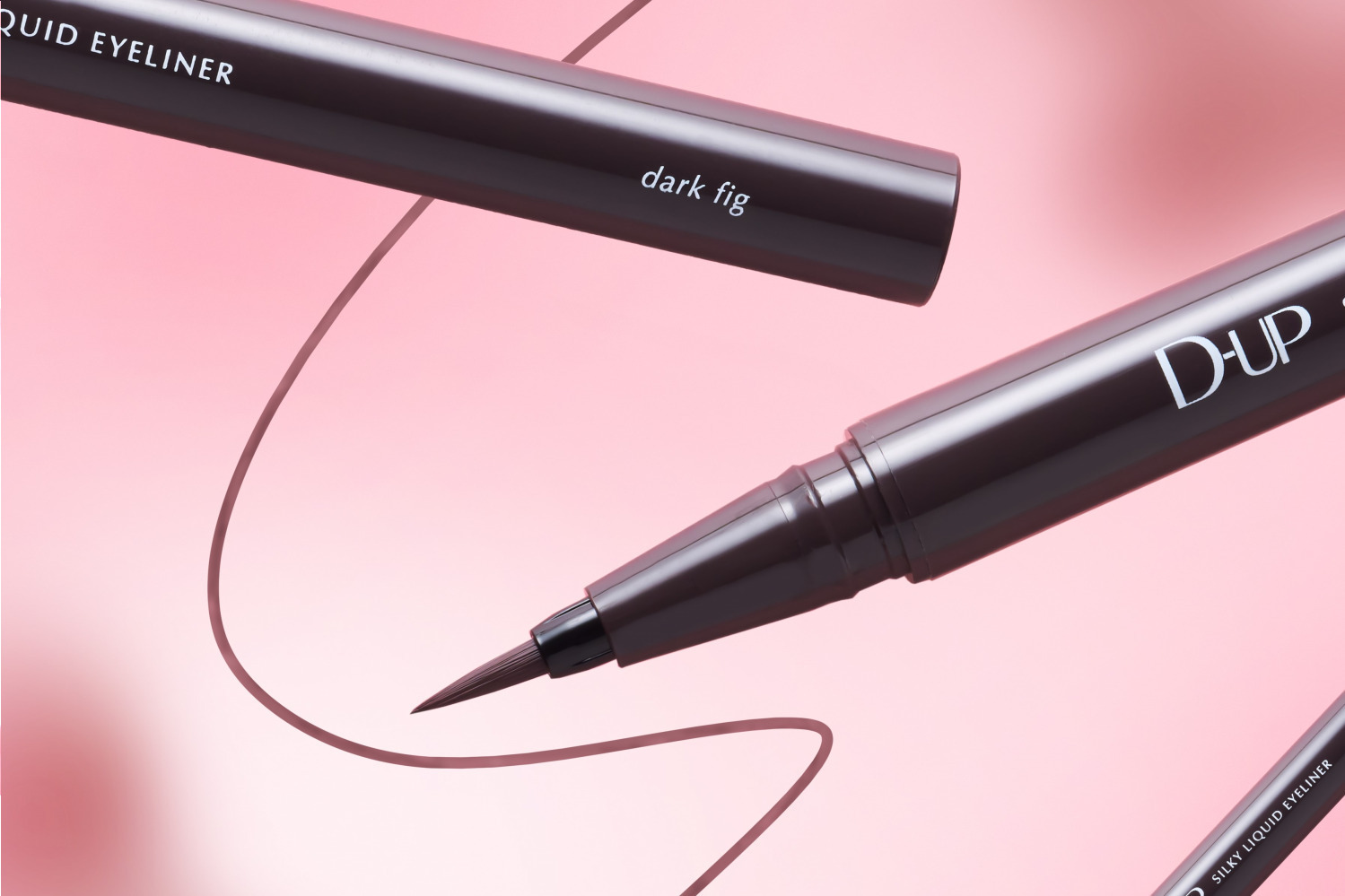ディーアップ24年夏コスメ「シルキーリキッドアイライナー」新色“ほんのり赤み”ダークブラウン