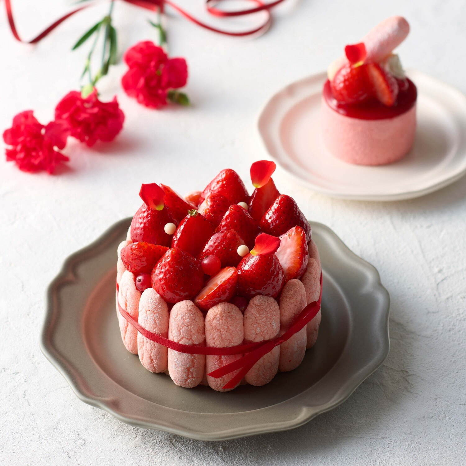 「春の花束- 苺とシャンパーニュのシャルロット-」
ホールケーキ 3,500円 / 小物ケーキ 800円