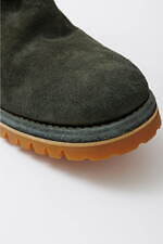 グイディ×ビオトープの限定ショートブーツ、深みオリーブ色のスエードアッパー×バックジップ｜写真4