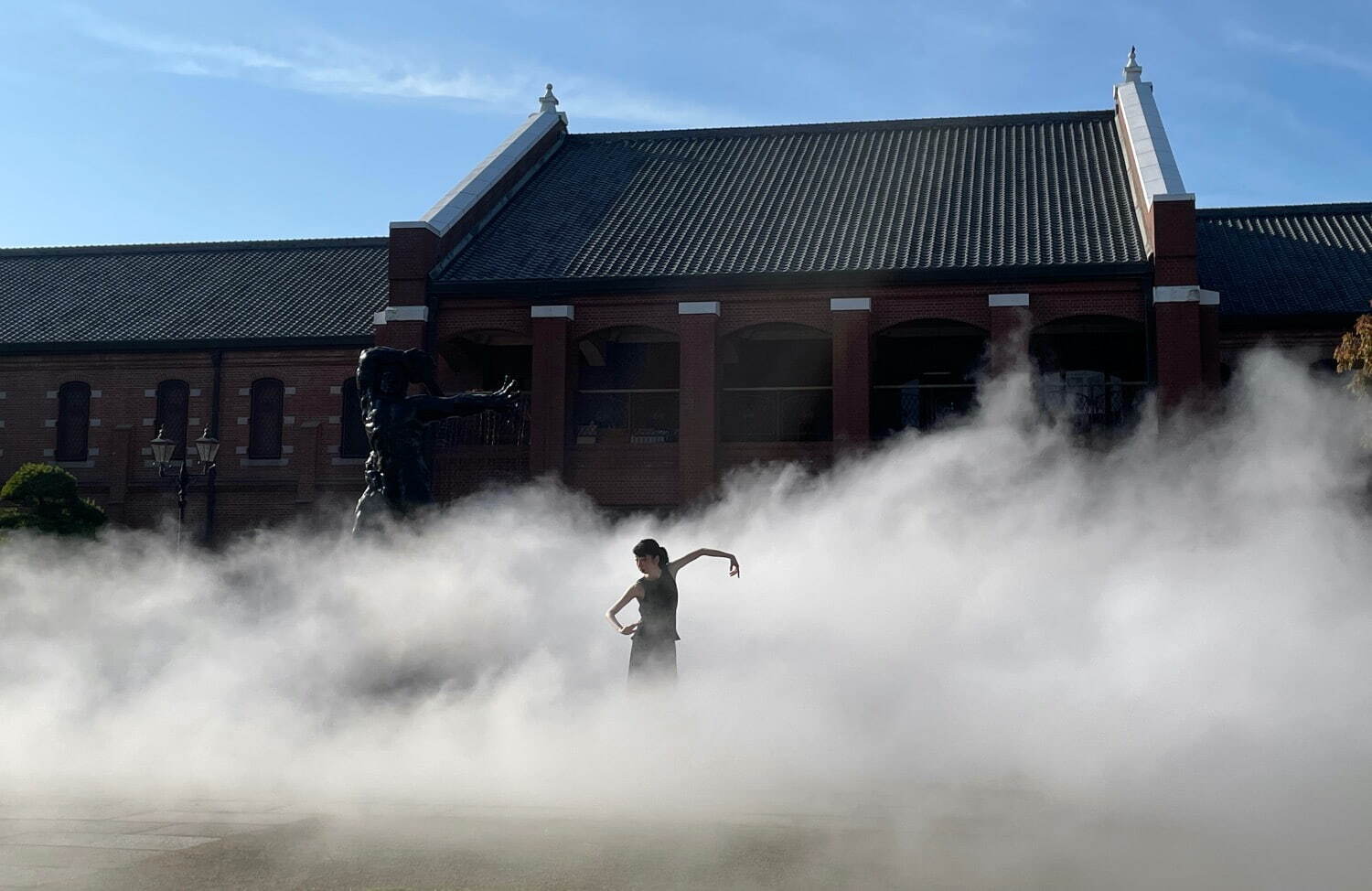 平井優子 ダンス×森重靖宗 チェロ×中谷芙二子《白い風景—原初の地球》霧の彫刻 #47769 —Yoin(余韻)—
2023年11月5日パフォーマンス風景
©Fujiko Nakaya ©Yuko Hirai ©Yasumune Morishige