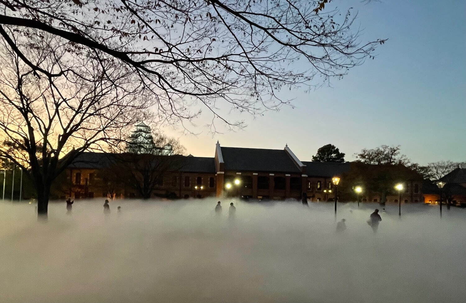 中谷芙二子 《白い風景—原初の地球》霧の彫刻 #47769
オールひめじ・アーツ＆ライフ・プロジェクト2023、姫路市立美術館、兵庫 2023年
©Fujiko Nakaya ©Himeji City Museum of Art