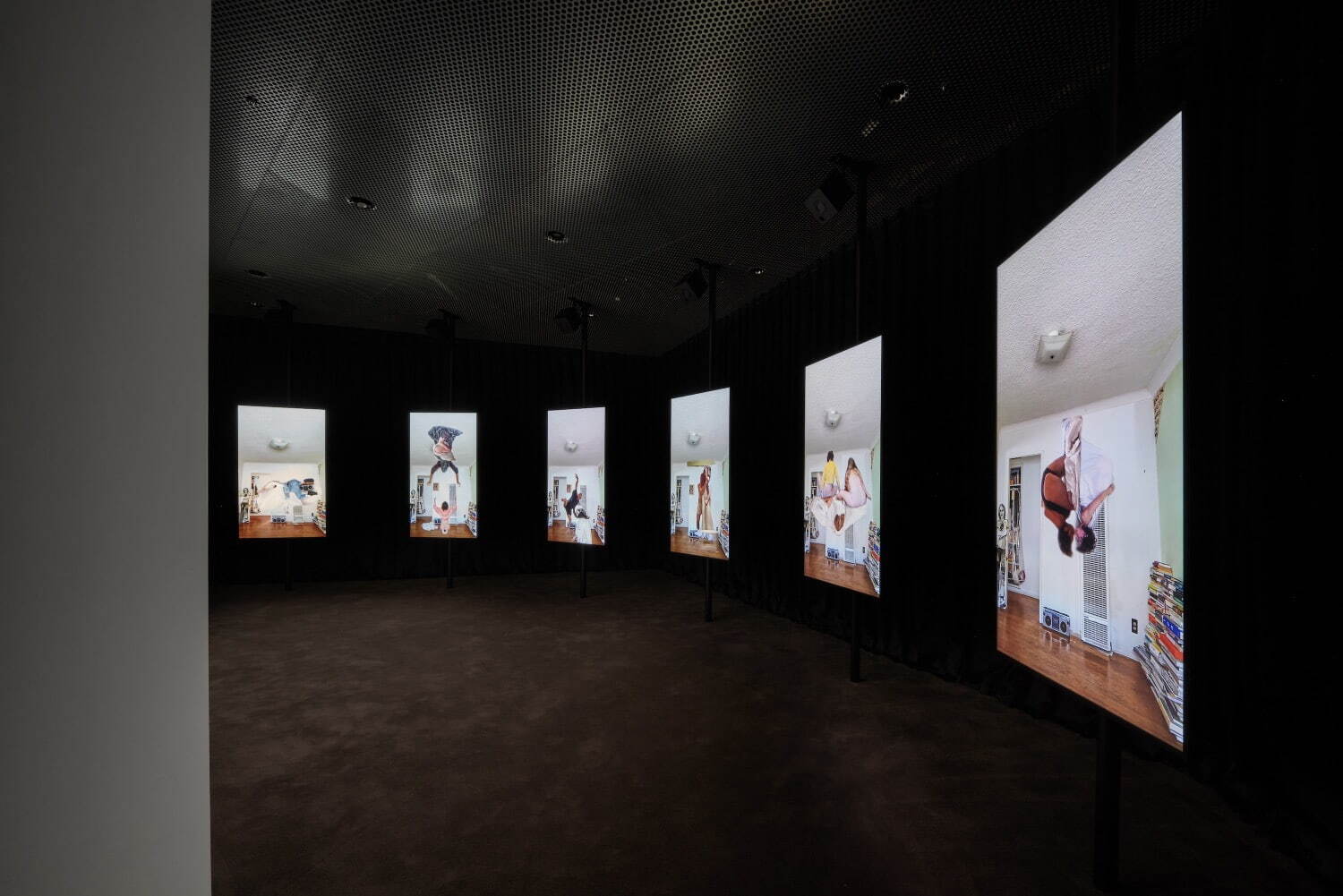 展覧会「MIRANDA JULY: F.A.M.I.L.Y.」 プラダ 青山店 2024年 会場風景