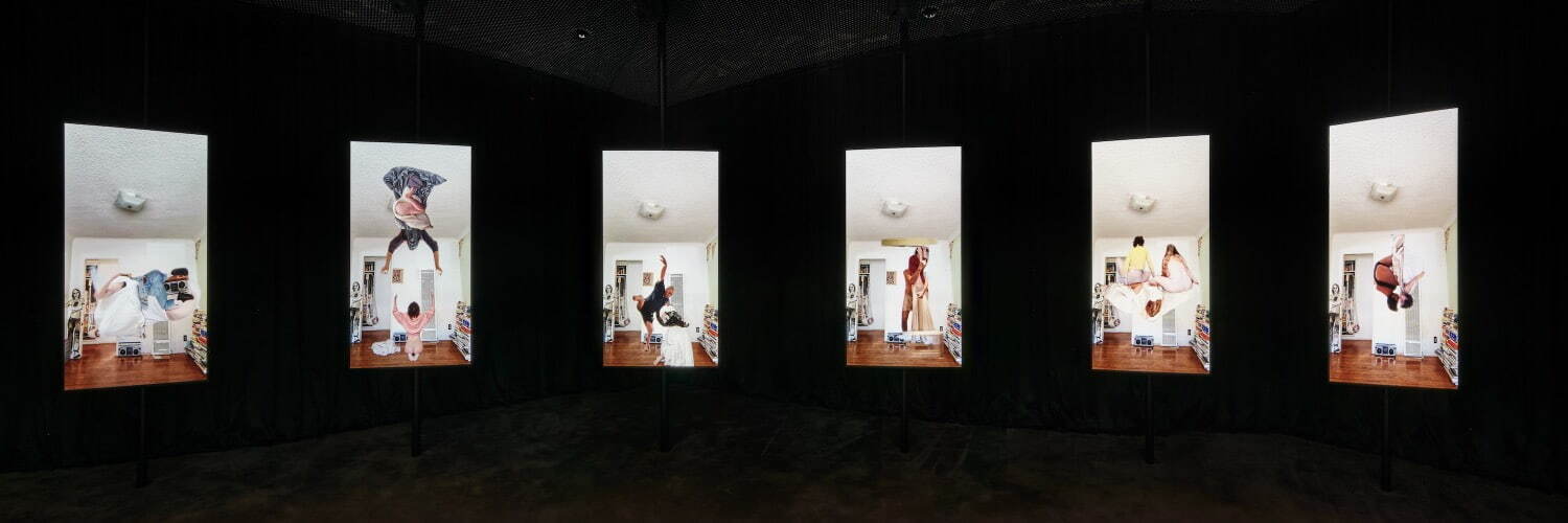 展覧会「MIRANDA JULY: F.A.M.I.L.Y.」 プラダ 青山店 2024年 会場風景