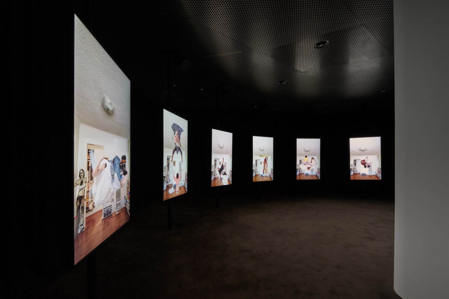 展覧会「MIRANDA JULY: F.A.M.I.L.Y.」 プラダ 青山店 2024年 会場風景