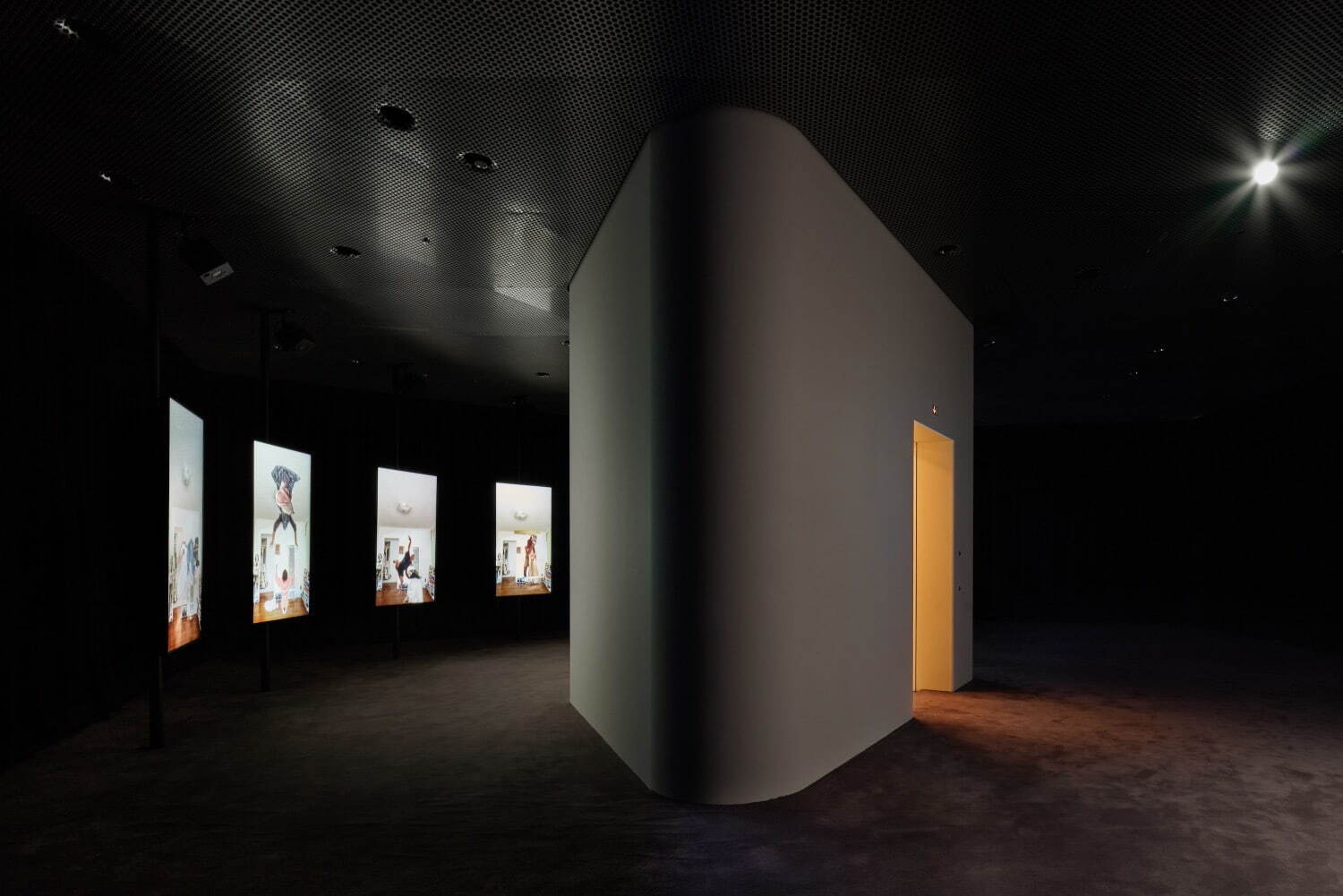 展覧会「MIRANDA JULY: F.A.M.I.L.Y.」 プラダ 青山店 2024年 会場風景