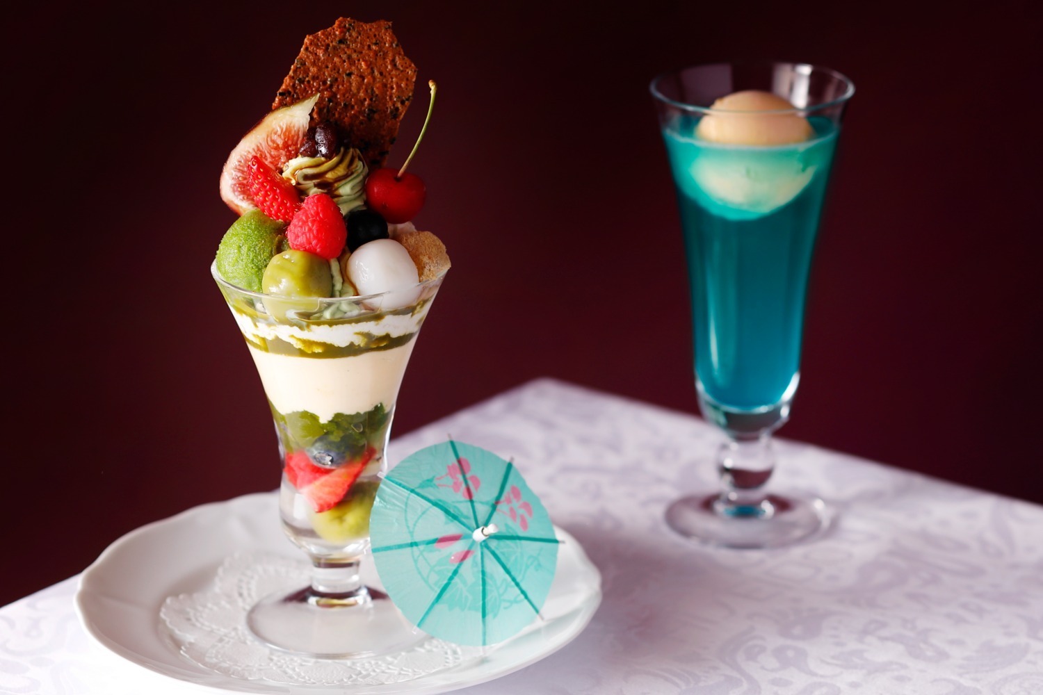 クリームソーダ｜“新橋の芸者”着想の抹茶パフェ「東をどりパフェ」資生堂パーラー 銀座本店で、ブルーのクリームソーダも