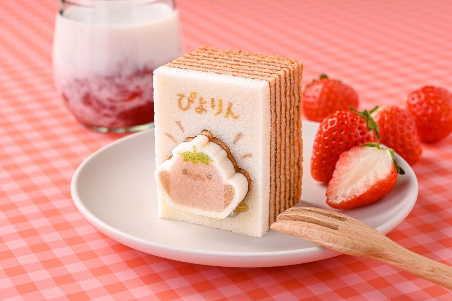 ぴよりんかたぬきバウム(いちごみるく) 594円