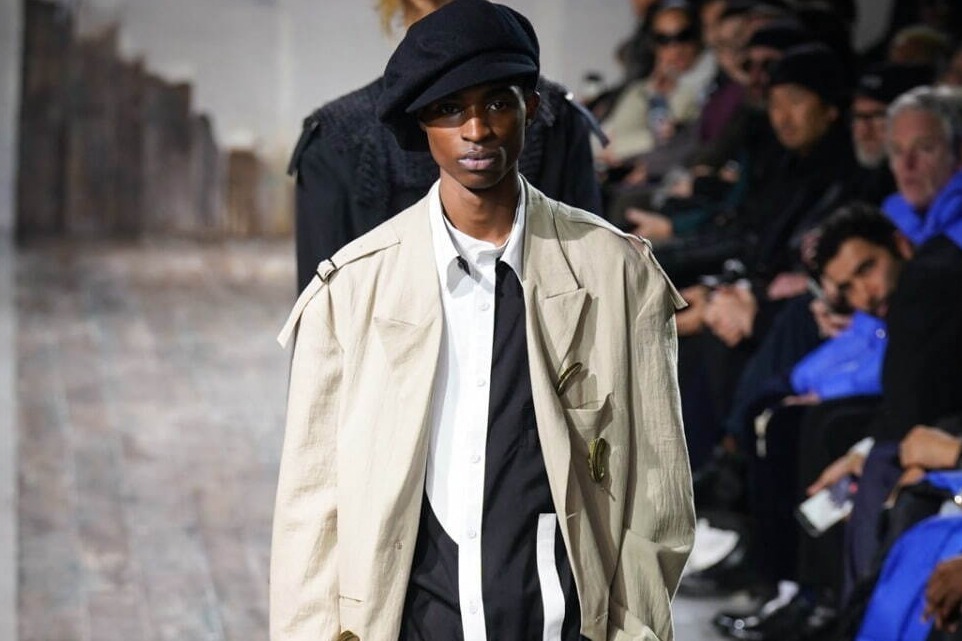 モッズ｜ワイズフォーメン 24年秋冬ウェア、バックル付き肩章を配したジャケットや白黒バイカラーシャツ