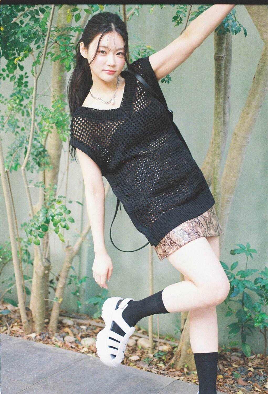 リリー ブラウン×クロックスの厚底サンダル、“ざっくりとした”クローズドトゥ×上品なライトブルーで｜写真4