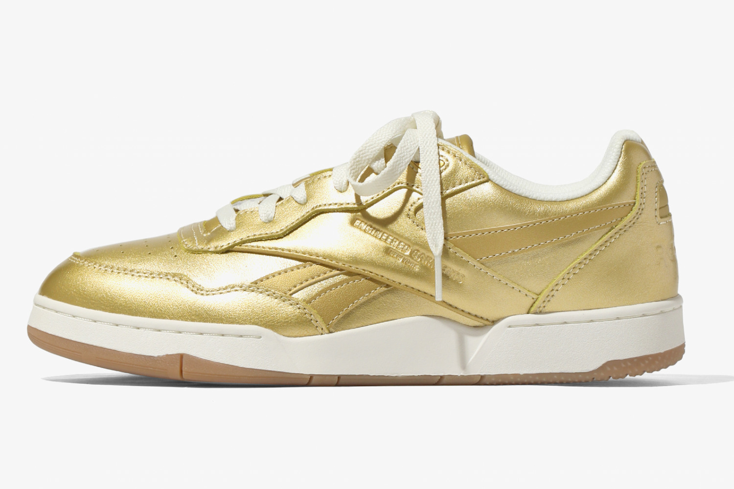 エンジニアド ガーメンツ×リーボックのコラボスニーカー、輝くゴールドorシルバーのレザーアッパーで