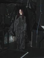 リミ フゥ 2024-25年秋冬コレクション - 生き抜く気概を自分の根源に見出す｜写真10