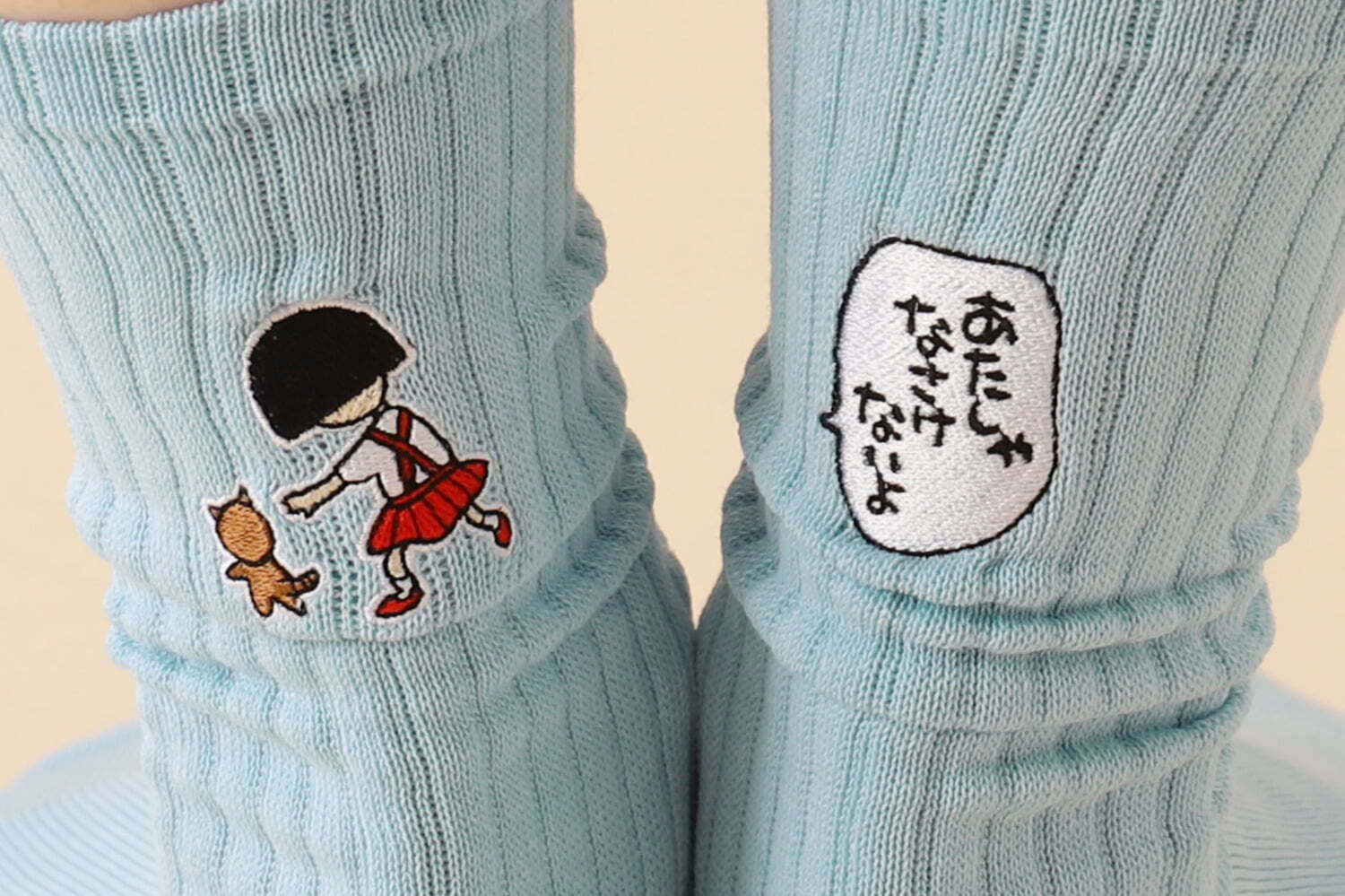 さくらももこ×タビオの靴下、ちびまる子ちゃんの吹き出し刺繍やコジコジ総柄ソックスなど - ファッションプレス