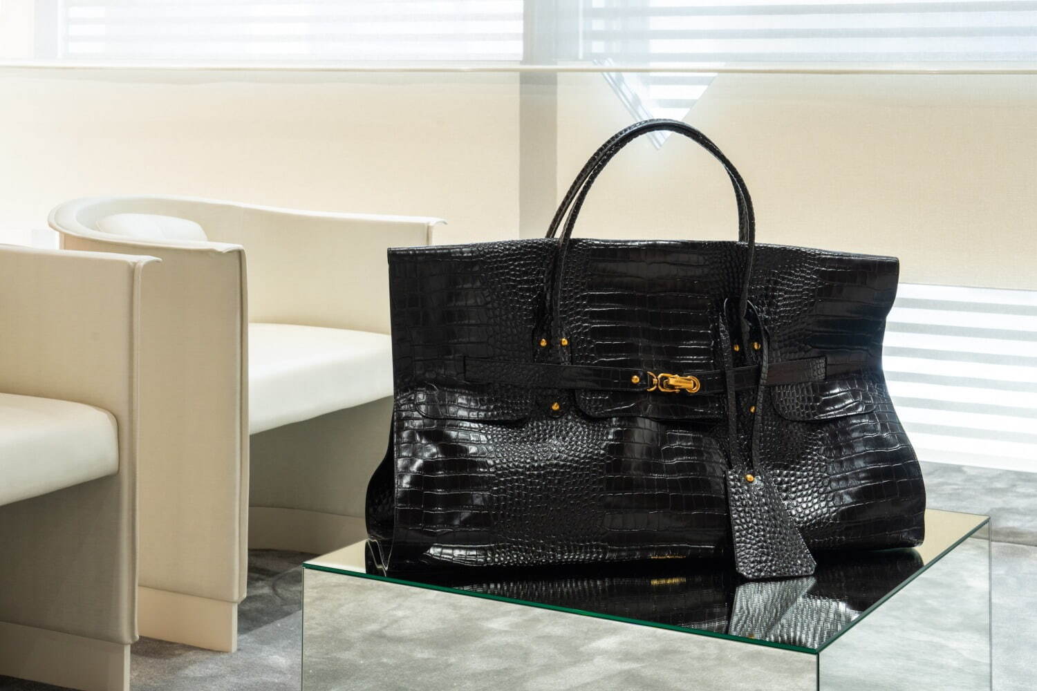 メンズFOR ROPPONGI の刻印入りバッグ(W71×H46×D32.5cm) 176,000円