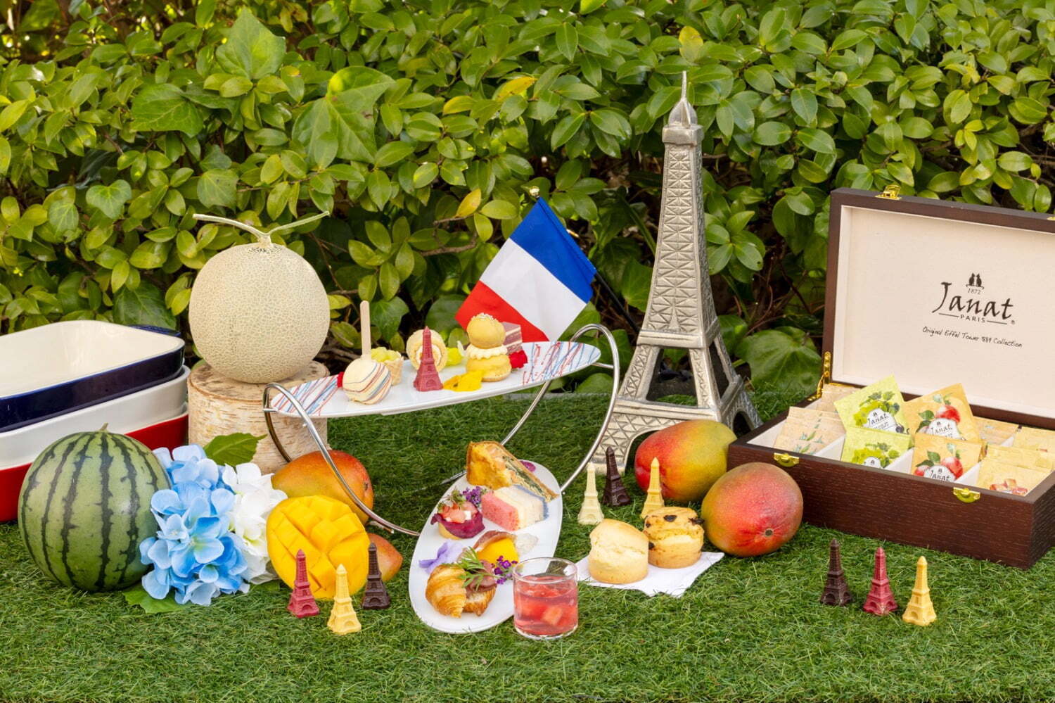 高級紅茶｜グランド ハイアット 東京のパリ着想アフタヌーンティー、トリコロールやエッフェル塔モチーフのスイーツ