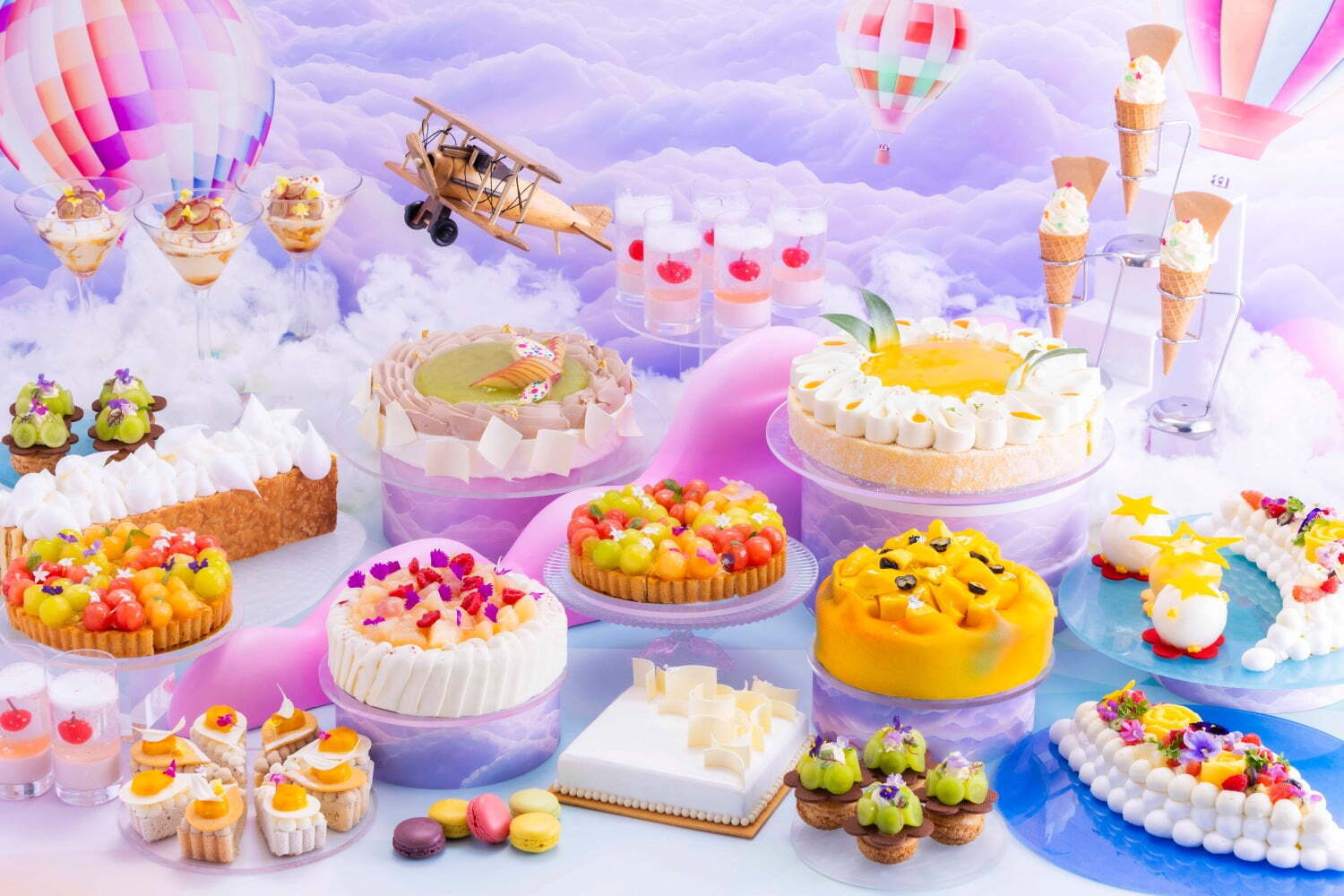 スイーツビュッフェ｜ヒルトン大阪の夏スイーツビュッフェ、“雨粒”型タルトや“入道雲”モチーフのミルフィーユ