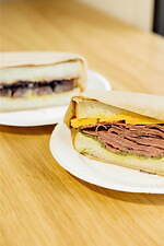 パリ人気カフェ「ペーパーボーイ」期間限定ストアが原宿に、新鮮食材サンドウィッチや店舗ロゴ入りTシャツ｜写真1