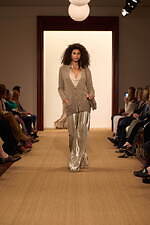 ラルフ ローレン 2024年秋冬コレクション - “タイムレスなスタイル”を有する女性たち｜写真6