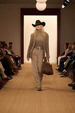 ラルフ ローレン 2024年秋冬コレクション - “タイムレスなスタイル”を有する女性たち｜写真11