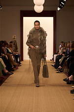 ラルフ ローレン 2024年秋冬コレクション - “タイムレスなスタイル”を有する女性たち｜写真18